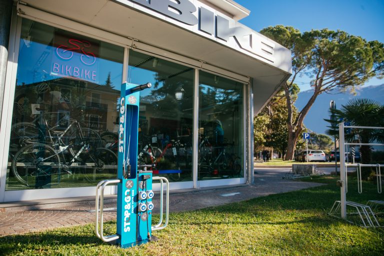 Bike facilities mobilità green e sostenibile, ricarica e manutenzione ebike e monopattini elettrici