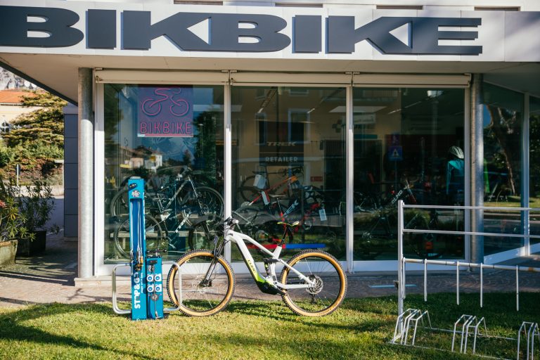 Bike facilities mobilità green e sostenibile, ricarica e manutenzione ebike e monopattini elettrici