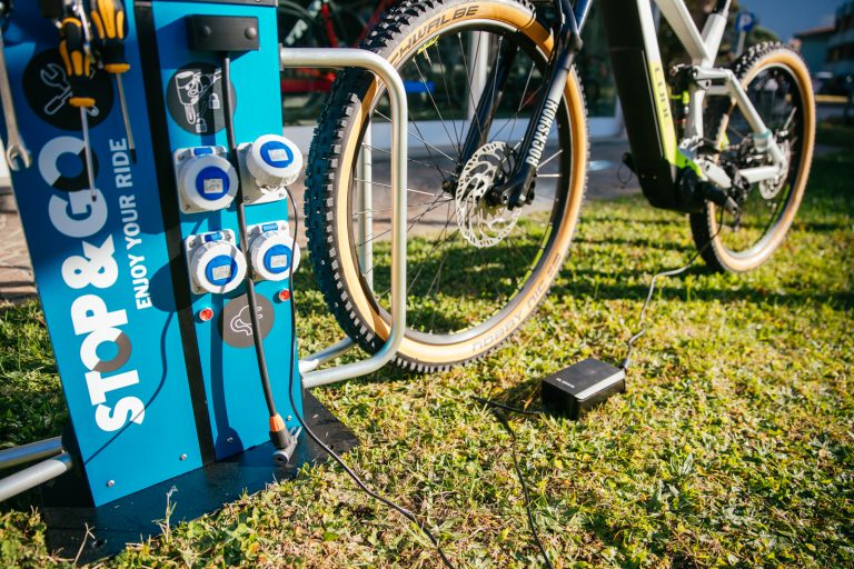 Bike facilities mobilità green e sostenibile, ricarica e manutenzione ebike e monopattini elettrici