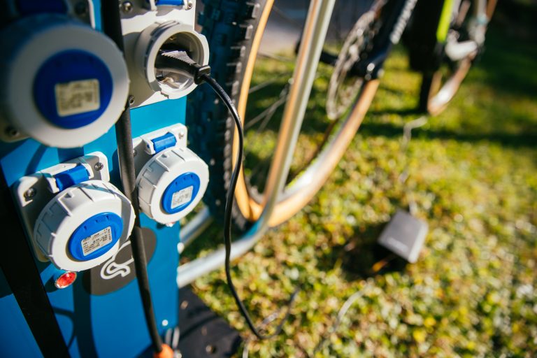 Bike facilities mobilità green e sostenibile, ricarica e manutenzione ebike e monopattini elettrici
