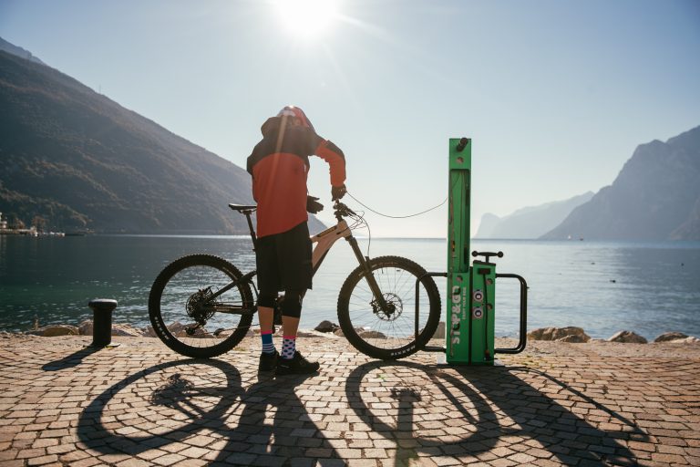 Bike facilities mobilità green e sostenibile, ricarica e manutenzione ebike e monopattini elettrici