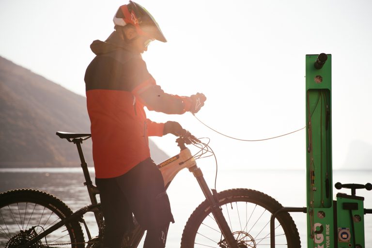 Bike facilities mobilità green e sostenibile, ricarica e manutenzione ebike e monopattini elettrici