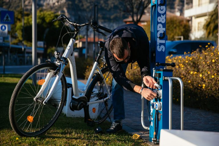 Bike facilities mobilità green e sostenibile, ricarica e manutenzione ebike e monopattini elettrici