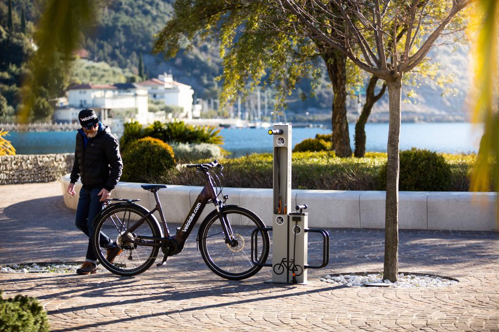 Colonnina di manutenzione con 2 portabici