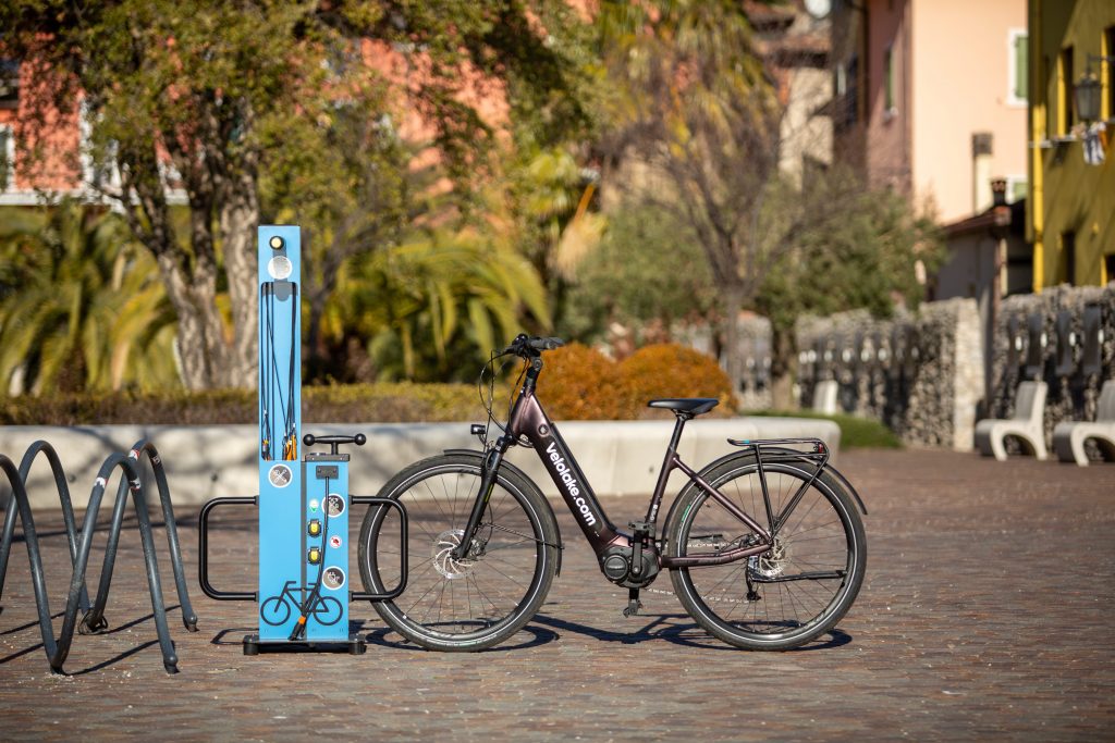 Tutto ciò che c’è da sapere sulle ebike e le colonnine di ricarica e manutenzione.