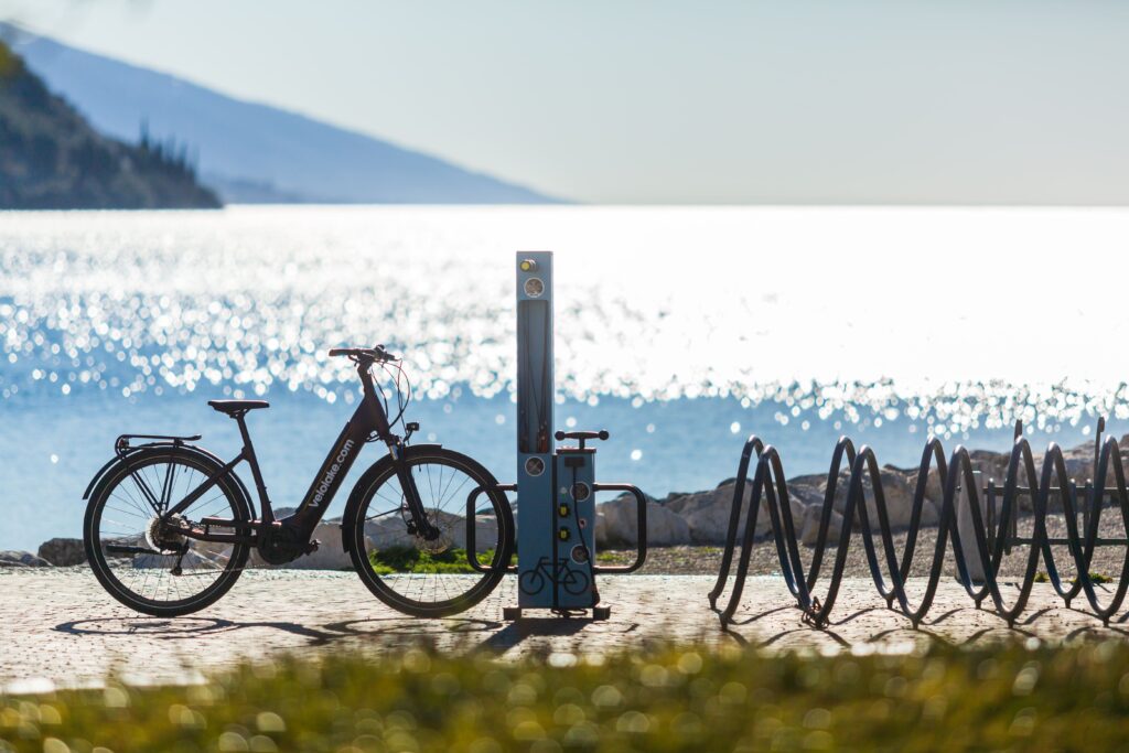 Come scegliere la colonnina di ricarica per ebike: 7 consigli pratici per pubbliche amministrazioni ed enti territoriali